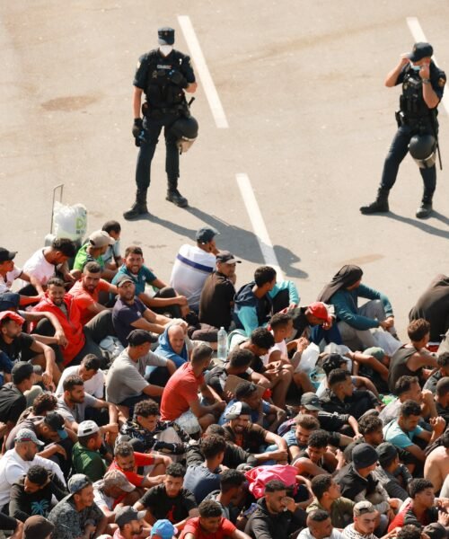 Última hora de la entrada de inmigrantes a Ceuta, en directo | Vivas, tras el desalojo del Trampolín: “Trasladar a los migrantes no es arreglar el problema”