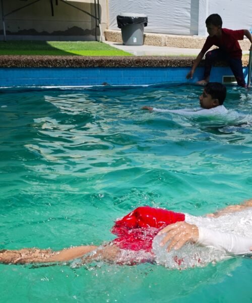 Ahmed y Saleh, niños amputados de Gaza, aprenden a nadar: “El agua es el único lugar en el que son libres”