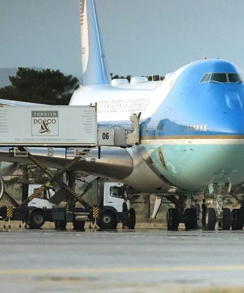Trump cambió de avión en secreto tras la cumbre de la OTAN en Turquía oculto en un contenedor de ‘catering’ por una amenaza de Irán