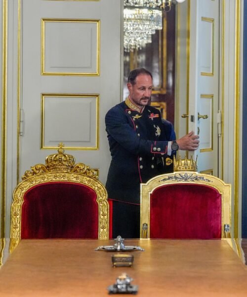 Haakon VIII de Noruega empieza su reinado con los retos de superar el problema de imagen familiar y preservar la cohesión nacional