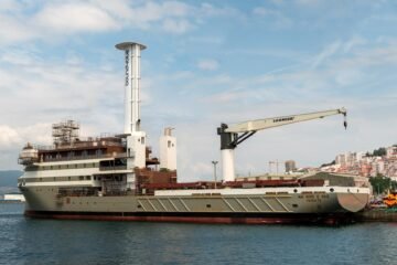 La gigantesca vela española de 22 metros que impulsa el primer carguero multipropósito del mundo asistido por el viento
