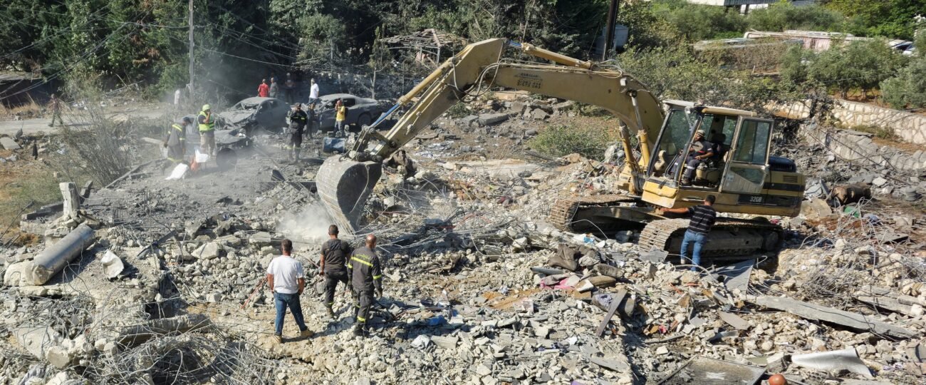 Mueren al menos 11 personas en ataques israelíes contra un edificio y un vehículo en el sur de Líbano