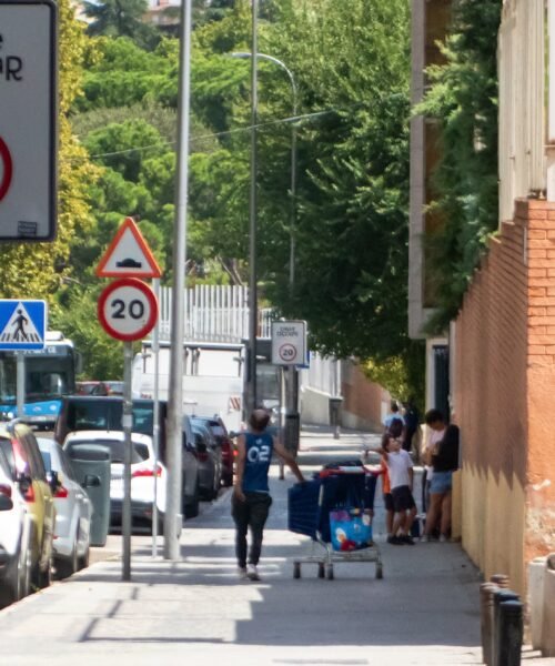 Los niños de dos colegios de Madrid vuelven a clase rodeados de drogadictos y jeringuillas