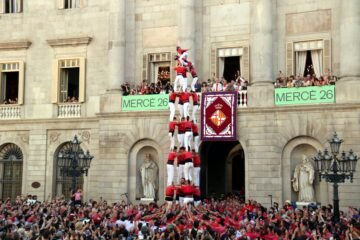 La Mercè regala ‘castells’ de gama extra a la plaza de Sant Jaume antes de terminar con el Piromusical