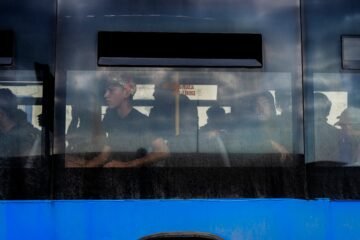 El Gobierno impulsa el “retorno voluntario” de decenas de migrantes a Marruecos con el desalojo de las playas de Ceuta
