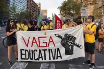 Los profesores en huelga cortan la circulación de trenes de alta velocidad en Lleida