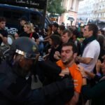 La concentración ante el desahucio de Maricarmen en el barrio del Retiro de Madrid, en imágenes