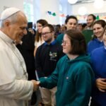 El Papa llama a “ver a quienes son invisibilizados” en un centro de ayuda a migrantes de París