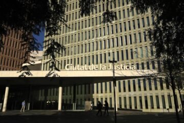 Los Mossos piden al juez geolocalizar los móviles de los padres del bebé maltratado en Barcelona