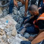 Al menos 20 gazatíes mueren al derrumbarse el edificio en el que se refugiaban, parcialmente destruido por los bombardeos israelíes