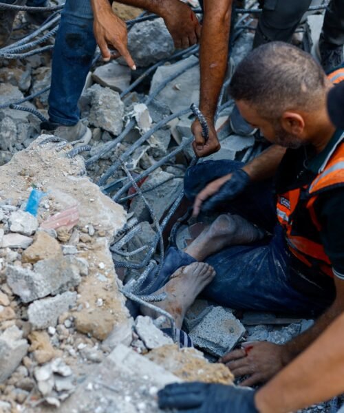 Al menos 20 gazatíes mueren al derrumbarse el edificio en el que se refugiaban, parcialmente destruido por los bombardeos israelíes