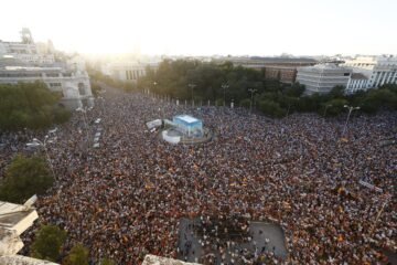Feijóo y Abascal unen fuerzas en la protesta por Ceuta y acusan a Sánchez de “mentir” a los españoles: “Es un traidor”