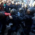 La policía golpea a los manifestantes para ejecutar el desahucio de Maricarmen ante la negativa del fondo a conceder una prórroga