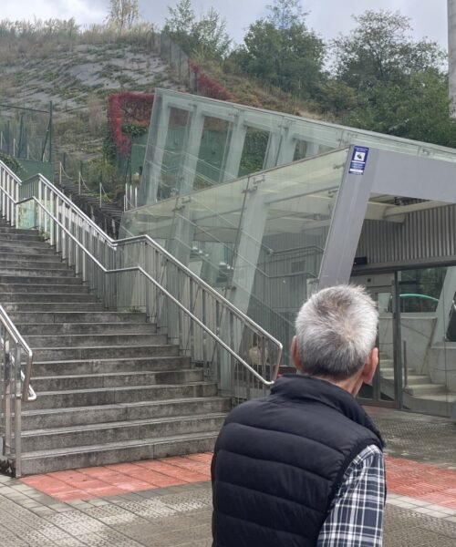 No es una avería cualquiera: seis meses sin ascensor en el barrio alto de Leioa obligan a subir a pie 250 peldaños