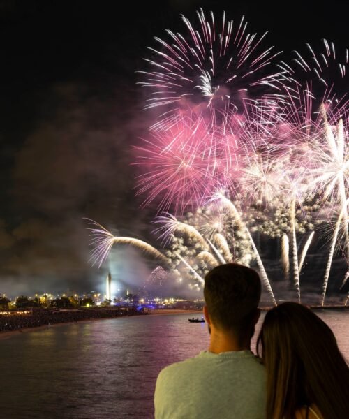 El piromusical pone el broche a La Mercè, una fiesta mayor que mueve a un millón de personas