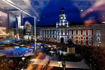 Madrid acusa de “absoluta negligencia” al Gobierno por permitir la acampada en Sol y el delegado responde que la policía no actúa si no hay disturbios