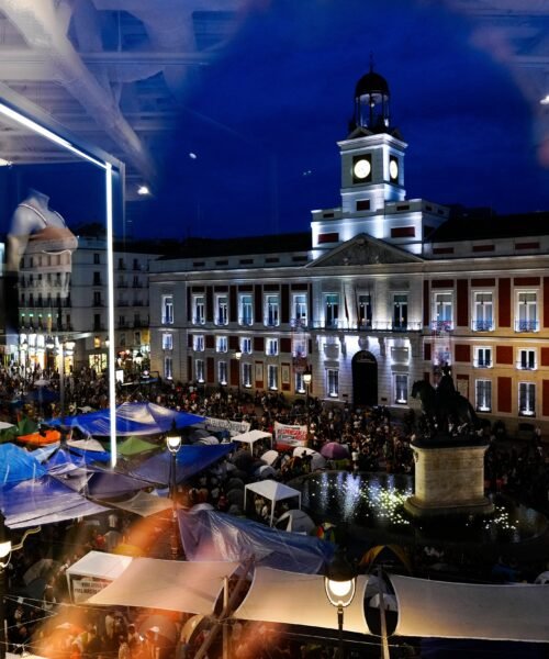 Madrid acusa de “absoluta negligencia” al Gobierno por permitir la acampada en Sol y el delegado responde que la policía no actúa si no hay disturbios