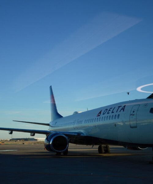 Un avión de Barcelona con destino a Boston aterriza de urgencia en Oporto por humo en la cabina
