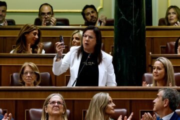 Armengol obliga a la diputada popular Ana Vázquez a abandonar el Congreso tras sacar un bote de gas pimienta