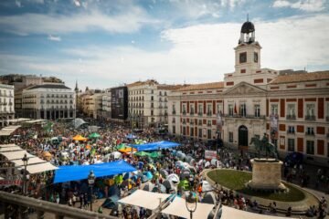 Acampada en Sol contra los desahucios, en directo | Miles de personas se reúnen en Sol durante el primer día de una acampada ya consolidada