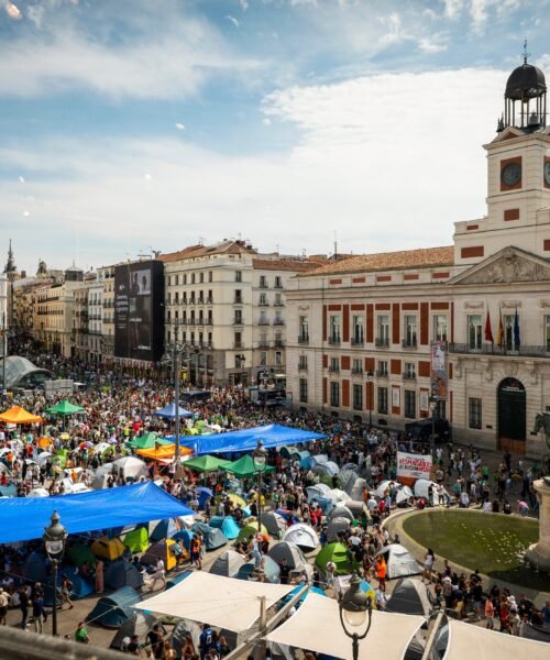 Acampada en Sol contra los desahucios, en directo | Cientos de personas comparten comida, organizan las actividades y consolidan la acampada en Sol
