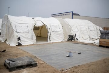 Última hora de la entrada de inmigrantes a Ceuta, en directo | Feijóo arropa a Vivas en Madrid antes de su viaje a Bruselas para abordar la crisis migratoria