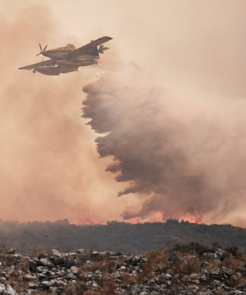 Un incendio obliga a confinar dos poblaciones de Málaga y amenaza al Parque Nacional Sierra de las Nieves