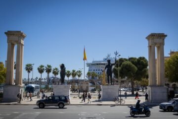 Las polémicas estatuas de Venus y Neptuno se quedan en Málaga: “Son terribles, horteras, desproporcionadas”