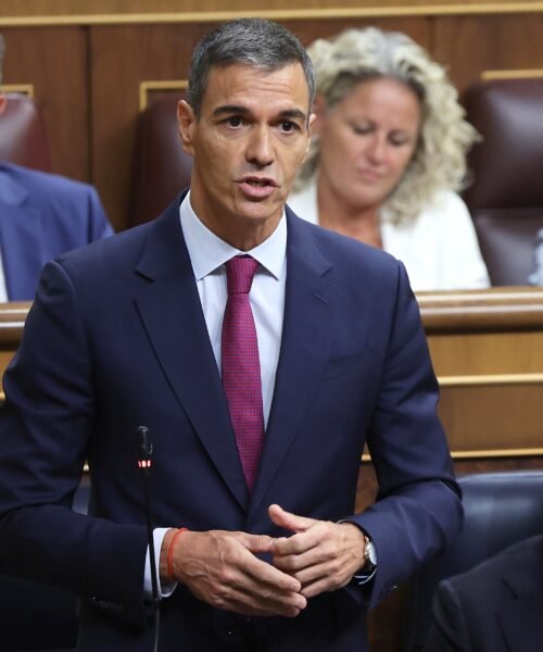 Feijóo y Abascal acusan al presidente de no ser libre con Rabat y Sánchez replica que no tiene amo