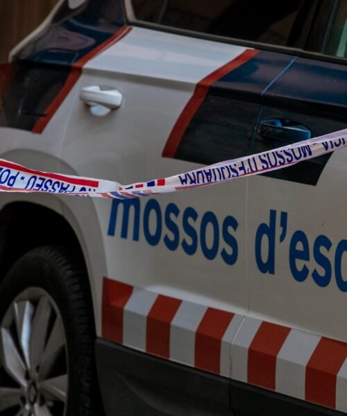 Herido crítico tras saltar desde un cuarto piso después de apuñalar a tres personas