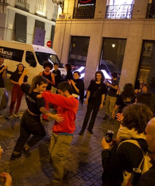Esperando el ‘decreto Maricarmen’ entre jotas y pasodobles en la acampada de la Puerta del Sol