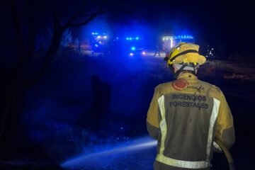 La lluvia caída de madrugada ayuda en la extinción del incendio de Santa María de la Alameda