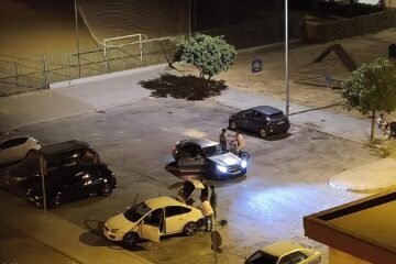 Vecinos de Sevilla sufren fiestas atronadoras de madrugada con coches-discoteca desde hace cuatro años