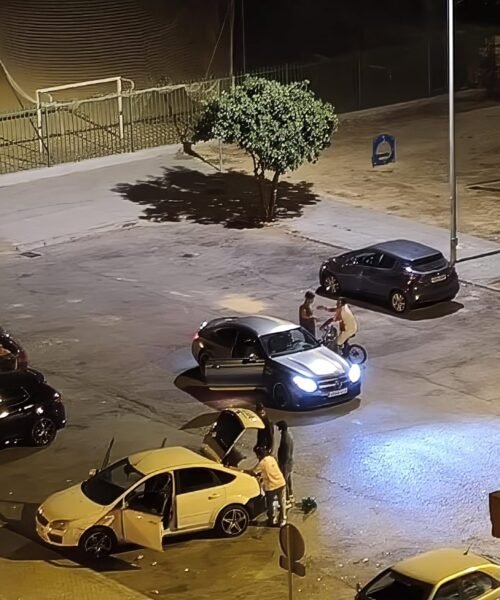 Vecinos de Sevilla sufren fiestas atronadoras de madrugada con coches-discoteca desde hace cuatro años