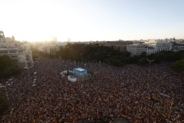 Última hora de la entrada de inmigrantes a Ceuta, en directo | Decenas de miles de personas se concentran en Ceuta y otras ciudades para reclamar soluciones y protestar contra el Gobierno