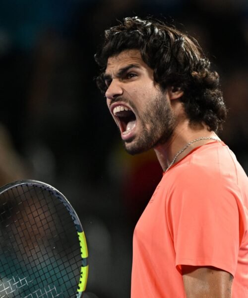 Alcaraz tumba a Munar a base de golpes y jugará en Tokio su cuarta final del año