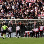 La metáfora de los aviones de papel que provocaron la suspensión del partido del Rayo Vallecano: «La lucha seguirá hasta el final»