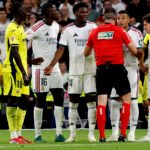 Diomandé salva una noche de nervios en la que Vinicius fue expulsado y el Madrid sufrió ante el Villarreal
