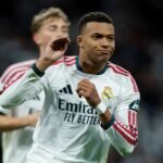 El Madrid se impone al Sevilla con polémica y el fútbol-ficción de Mbappé a una semana del clásico