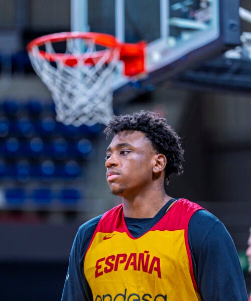 La «luz al final del túnel» de Great Osobor, el gigante de Tudela que se rompió la rodilla en su debut con la selección: «Mi motivación es volverme a poner la camiseta de España»