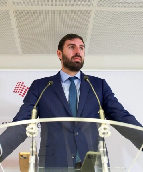Vox presenta como candidata en Murcia a una imputada por presunta falsedad documental