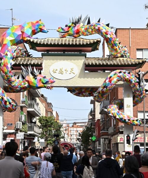 Un arco de 11 metros y casi medio millón de euros para el ‘Chinatown’ de Almeida en Usera