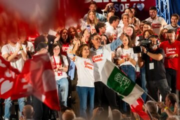 Sánchez reivindica “la España de Lorca” frente a la “involución” del PP y Vox