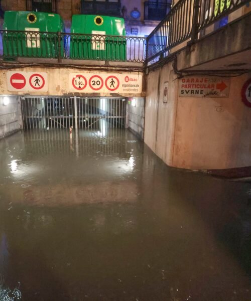 Las fuertes lluvias inundan el centro de Bilbao y causan numerosas incidencias en Bizkaia
