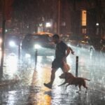 Un violento diluvio barre la costa catalana, en alerta por un posible “minihuracán”