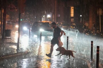 Un violento diluvio barre la costa catalana, en alerta por un posible “minihuracán”