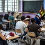 La bajada de ratios en las aulas, terrazas y playas sin humo o veto a las redes para menores de 16: las leyes sociales que decaen