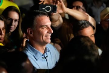 El apellido Bolsonaro gana desde la cárcel