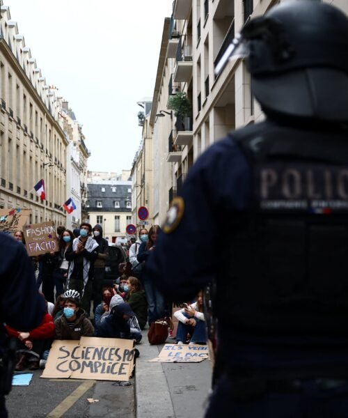 El primer ministro francés intenta aplacar las protestas con ayudas y buenas palabras mientras anuncia recortes