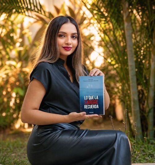 Wendy J. Almendrales Escobar debuta en la novela de suspenso con “Lo que la sangre recuerda”, un thriller sobre una perfiladora del FBI que puede ver el pasado ajeno con solo estrechar una mano